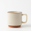 taza crema cerámica fondo blanco