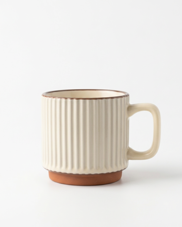 taza crema cerámica fondo blanco