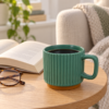 taza verde en uso café negro